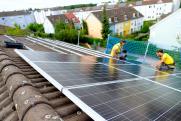 Ein Ende ist noch nicht in Sicht. Nach der erfolgreichen Installation von Photovoltaik auf 100 Dächern sind sich die Volkswohnung und die Stadtwerke einig: Mit 100-Dächer PLUS sollen weitere Dächer der Volkswohnung mit Photovoltaik bestückt werden. Im Bild die Installation von Photovoltaik-Modulen in Oberreut. Bild: Volkswohnung